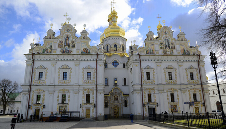 Iar acum, Biserica a fost informată că are termen până la 29 martie să părăsească Lavra cu totul. În Lavra inferioară, la care UOC a avut încă acces, se află peșterile actuale, chiliile călugărilor, precum și Seminarul și Academia Teologică din Kiev.