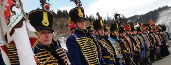 Pe 15 martie se poartă uniforme ca ale husarilor