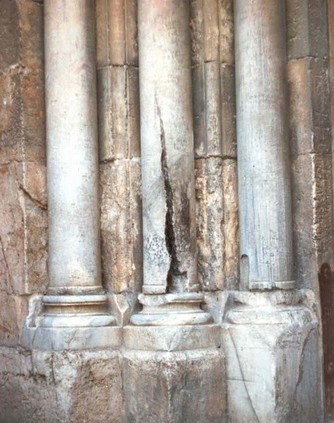 Stâlpul de marmură prin care a venit Sfânta Lumină la Ierusalim în anul 1326