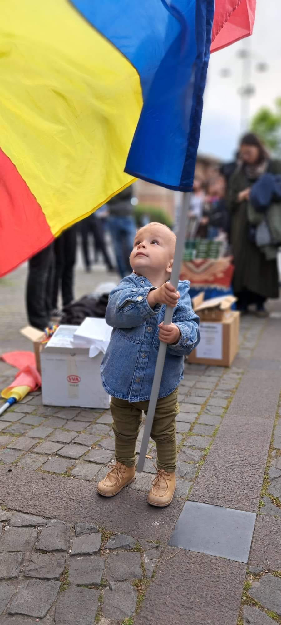 Fotografia zilei: Frăția Ortodoxă Sf. Mare Mucenic Gheorghe purtătorul de Biruință - Aceasta este "vina" Frăției Ortodoxe,  am pus Tricolorul în inima copiilor noștri!