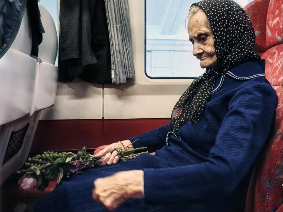 Fotografia zilei - 13 Octombrie 2023: Liniștea Sfintei — O imagine mișcătoare dintr-un tren plini cu pelerini ajunși la Iași