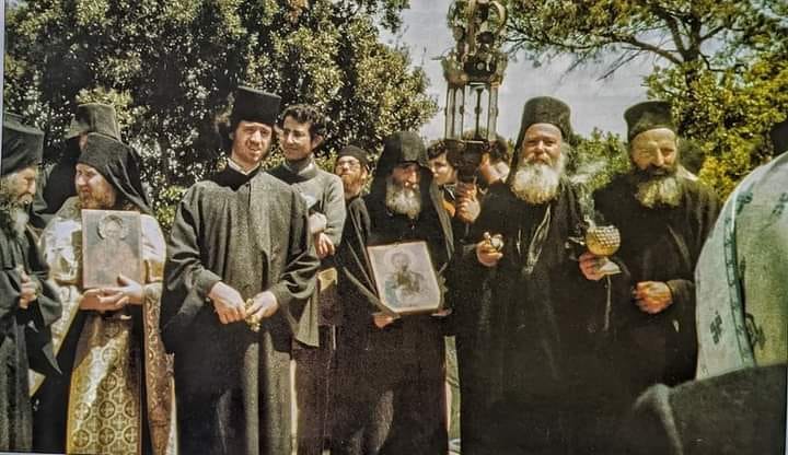 O fotografie rară cu Sfântul Paisie Aghioritul - la procesiunea cu Icoana făcătoare de minuni a Maicii Domnului Axion Estin, a doua zi de Paști, în Karyes, anul 1978.