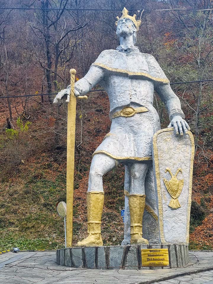 ⚔️ La Posada din Ţara Loviştei, în anul 1330, oştenii lui Basarab I, întemeietorul Ţării Româneşti, obţine cea mai răsunătoare victorie a acelor vremuri în faţa oştilor conduse de trufaşul rege ungur, Carol Robert de Anjou.