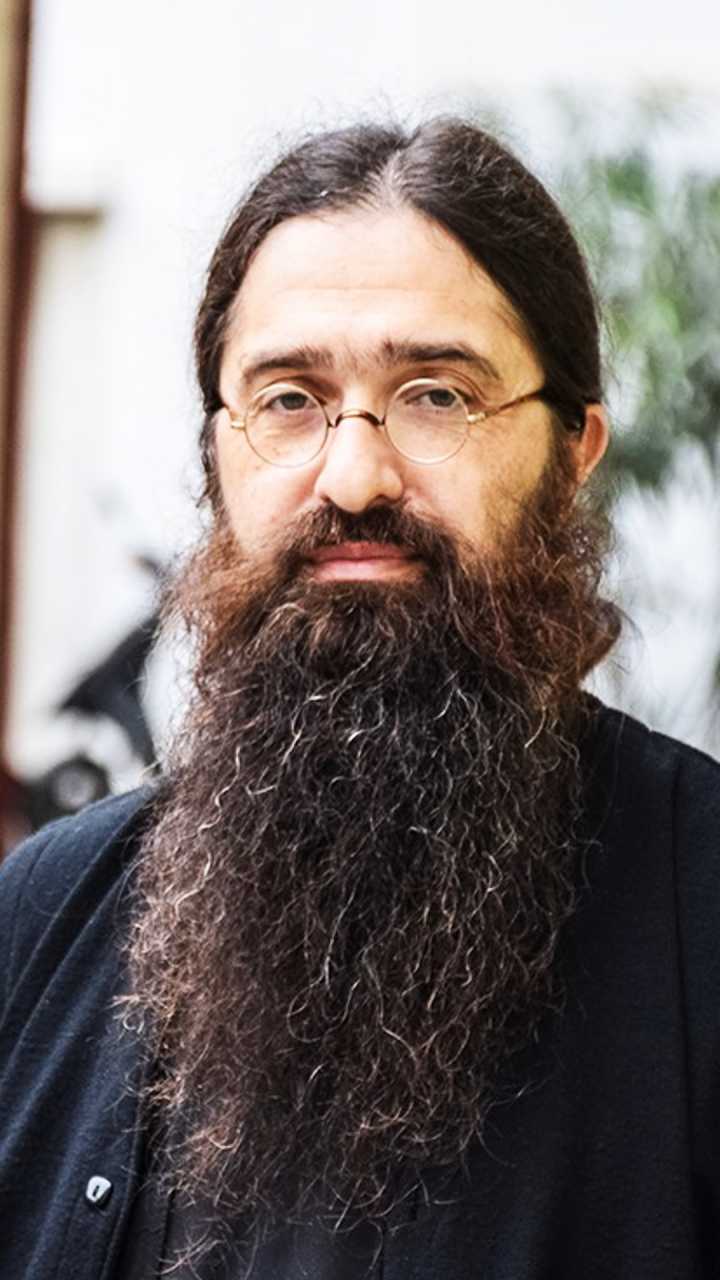 ✝️ Arhimandritul Varnava Iangos: Dumnezeu vrea să fim oameni liberi. Și în calitate de ființe libere să ne dăruim Lui pe deplin, iubindu-L, așa cum El Însuși ni S-a dăruit nouă, din Iubire.